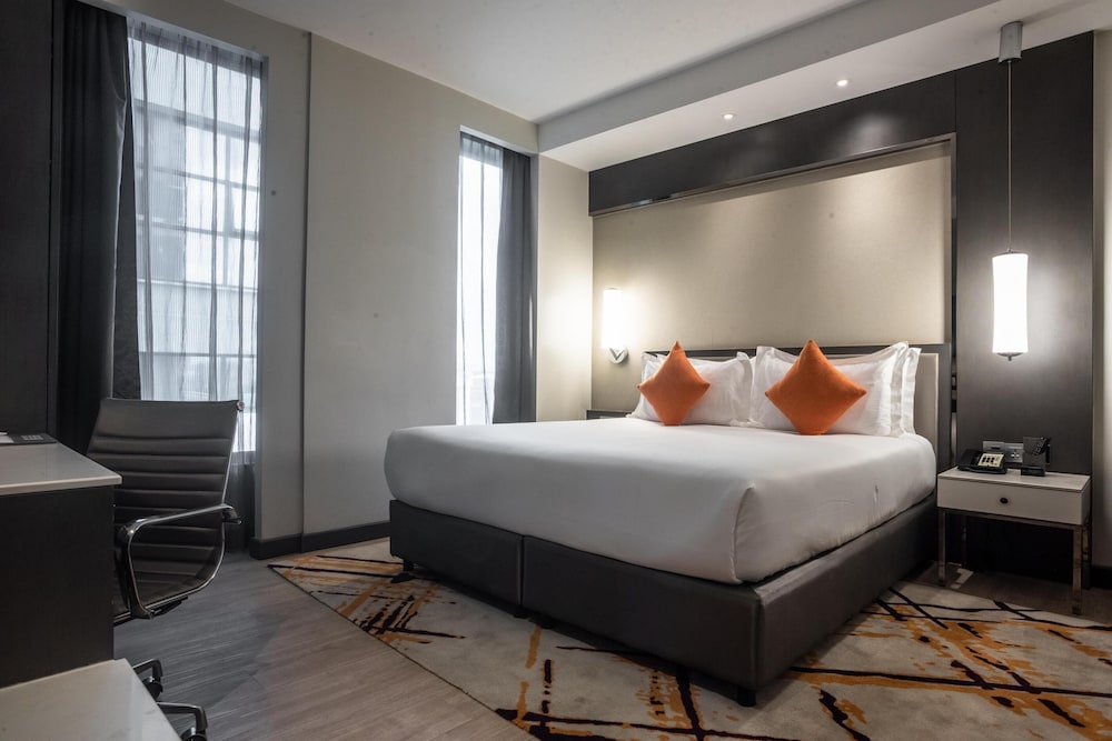 Executive Suite, 1 King Bed, Non Smoking (Separate Living Room) photo 3
