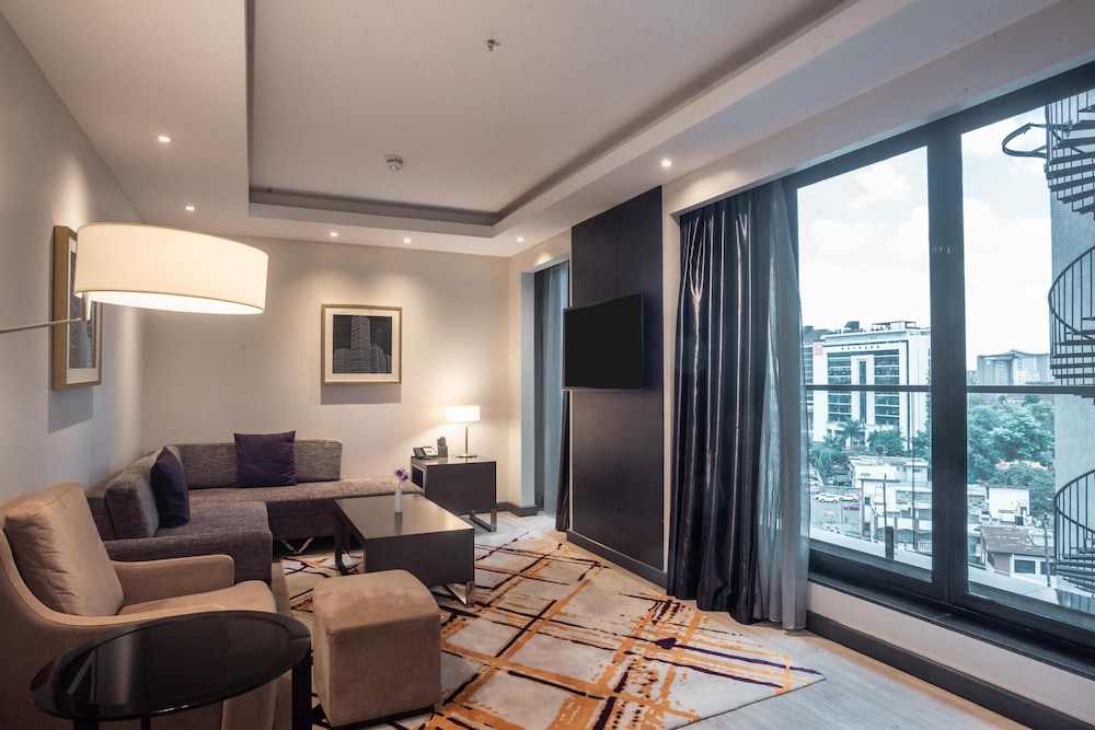Executive Suite, 1 King Bed, Non Smoking (Separate Living Room) photo 1