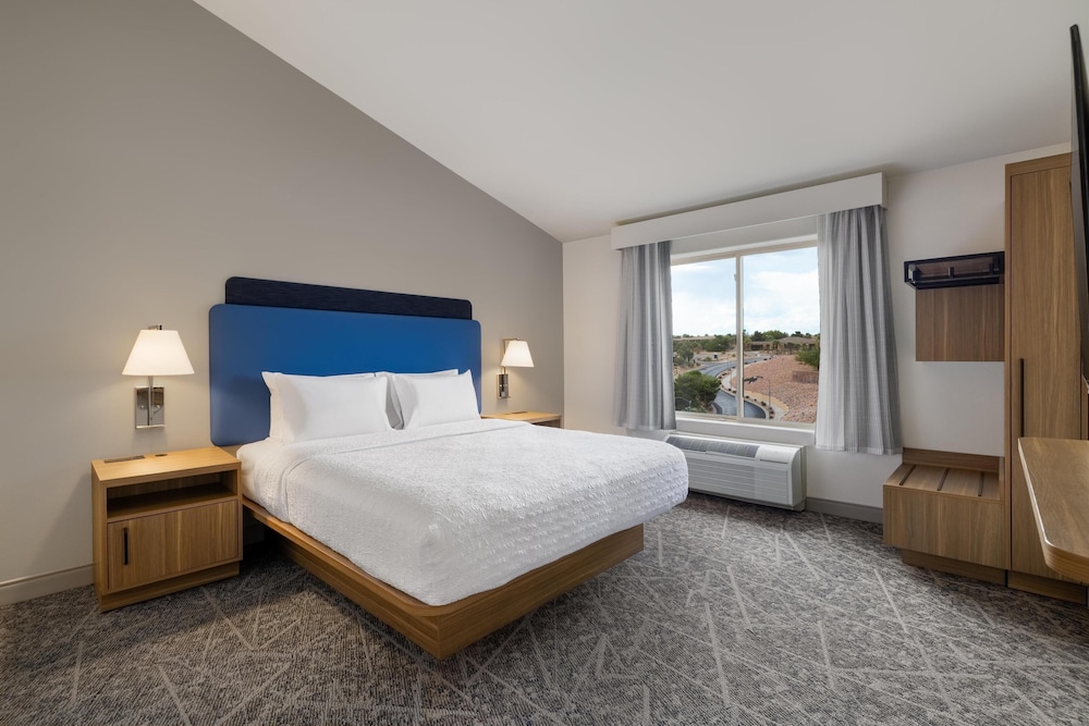 Suite, 1 Bedroom, Balcony - Photo 2
