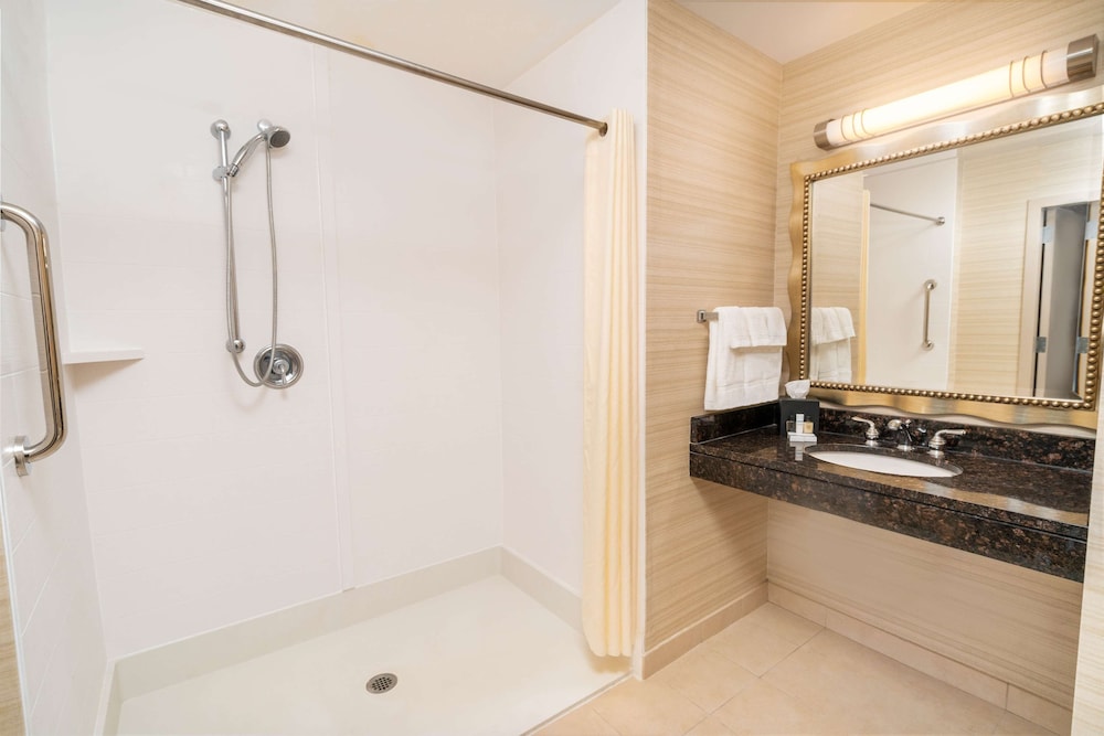 Suite, 2 Queen Beds, Accessible (Mobility & Hearing, Roll-in Shower) - Photo 3