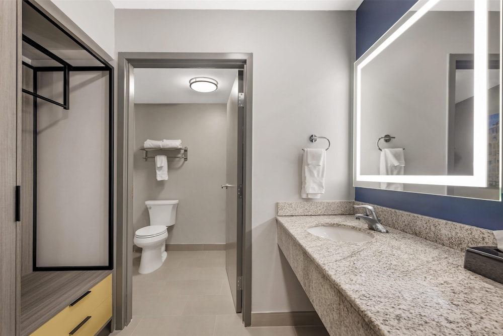 Suite, 1 King Bed, Non Smoking (with Single Sofabed) - Photo 5