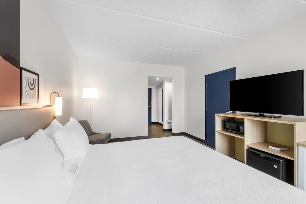 Room, 1 King Bed, Accessible, Bathtub (Mobility) - Photo 2
