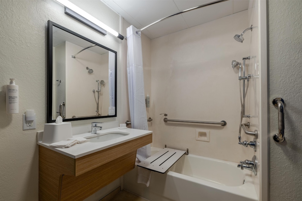 Room, 2 Queen Beds, Accessible, Bathtub (Mobility & Hearing) - Photo 3