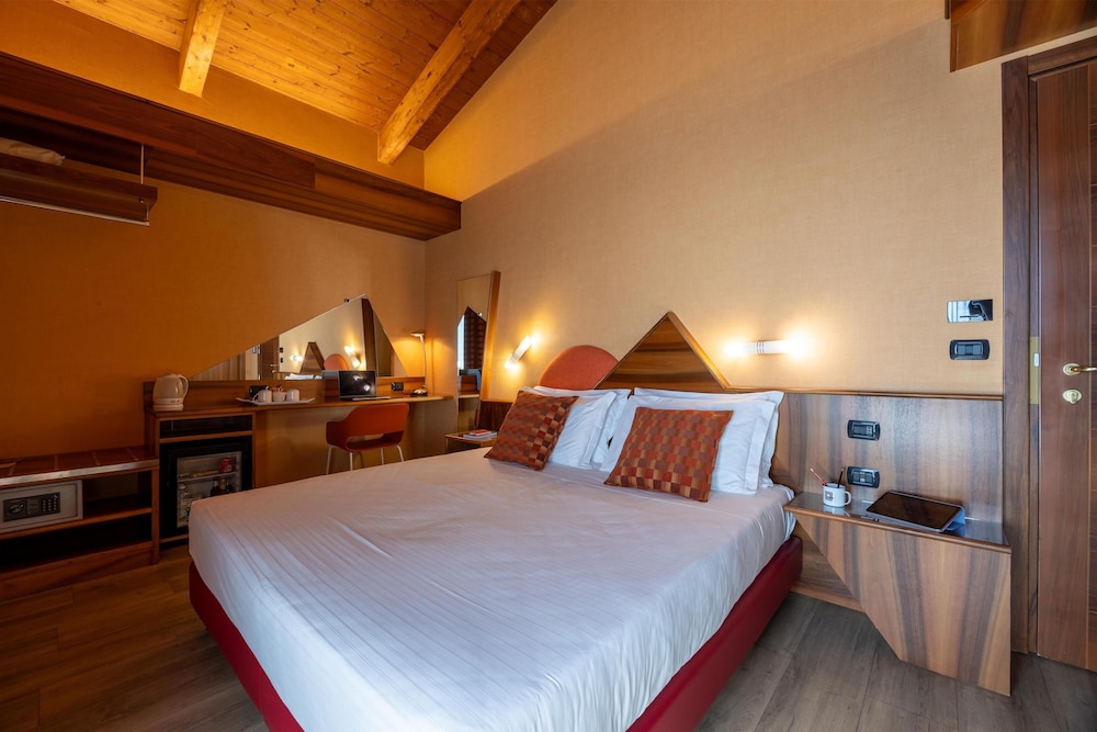 Suite, 1 King Bed with Sofa bed photo 1
