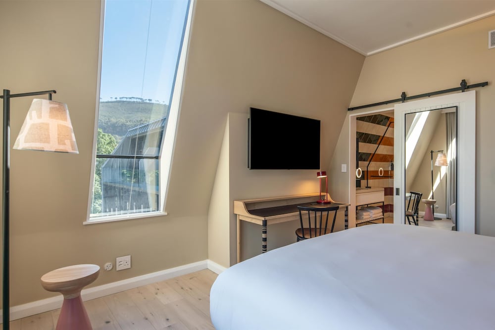 Deluxe Room, 1 King Bed thumbnail 5