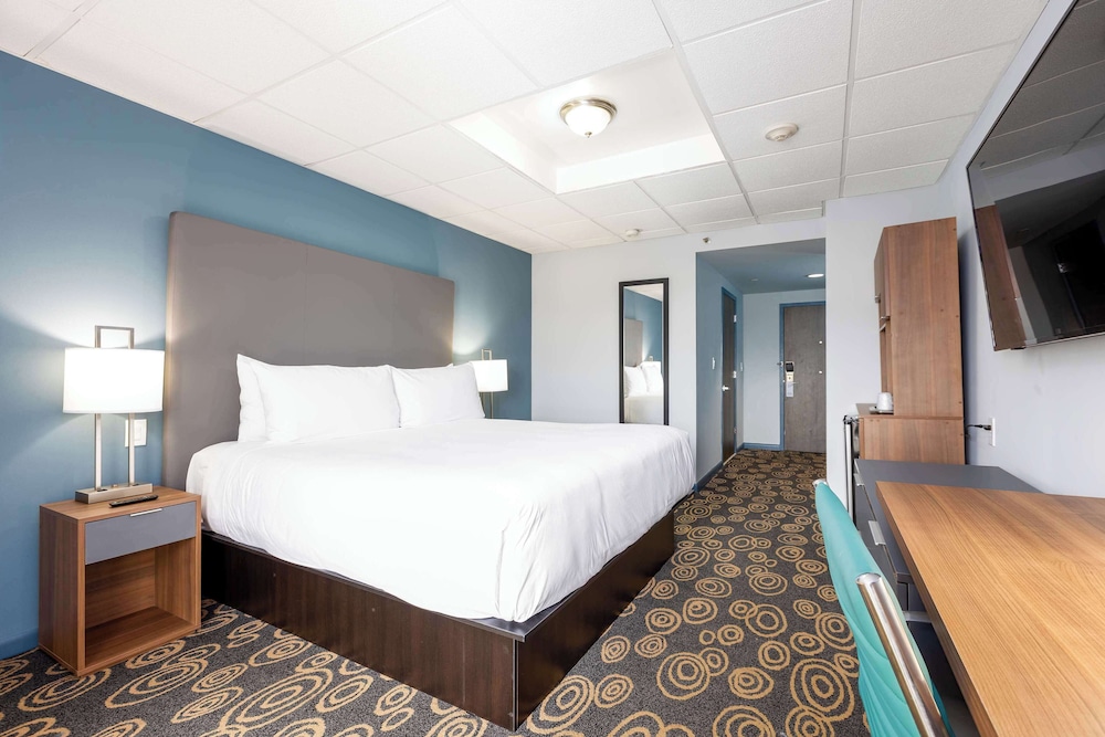 Room, 1 King Bed, Non Smoking - Photo 7