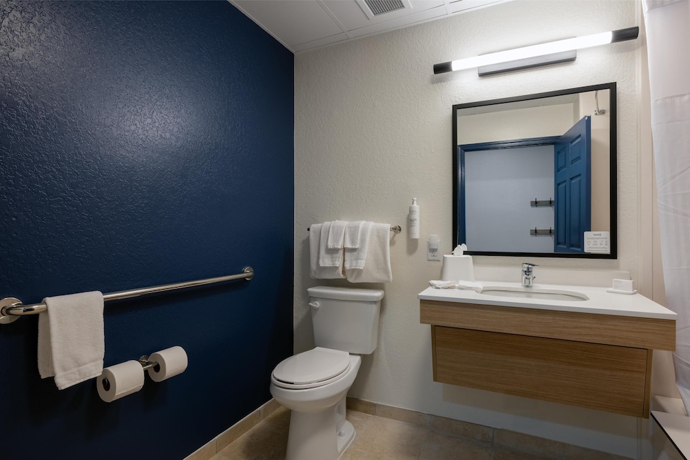 Room, 2 Queen Beds, Accessible, Bathtub (Mobility & Hearing) - Photo 4