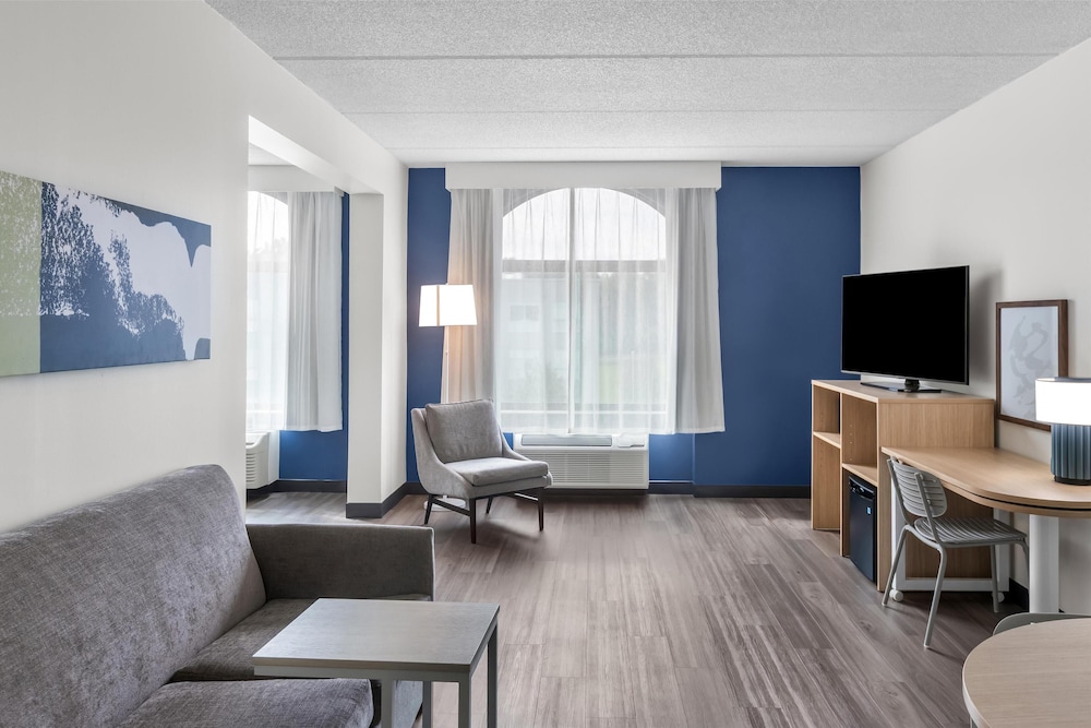 Suite, 1 King Bed - Photo 1