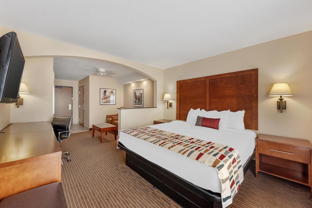 Suite, 1 King Bed, Non Smoking, Refrigerator & Microwave (with Sofabed) - Photo 2