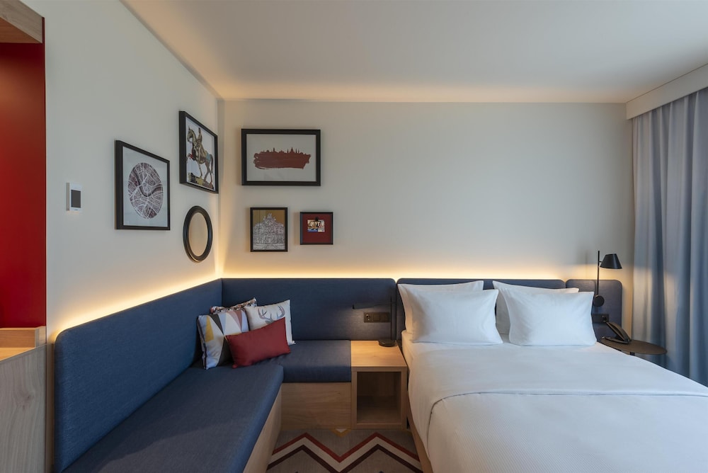 Room, 1 Queen Bed with Sofa bed thumbnail 6