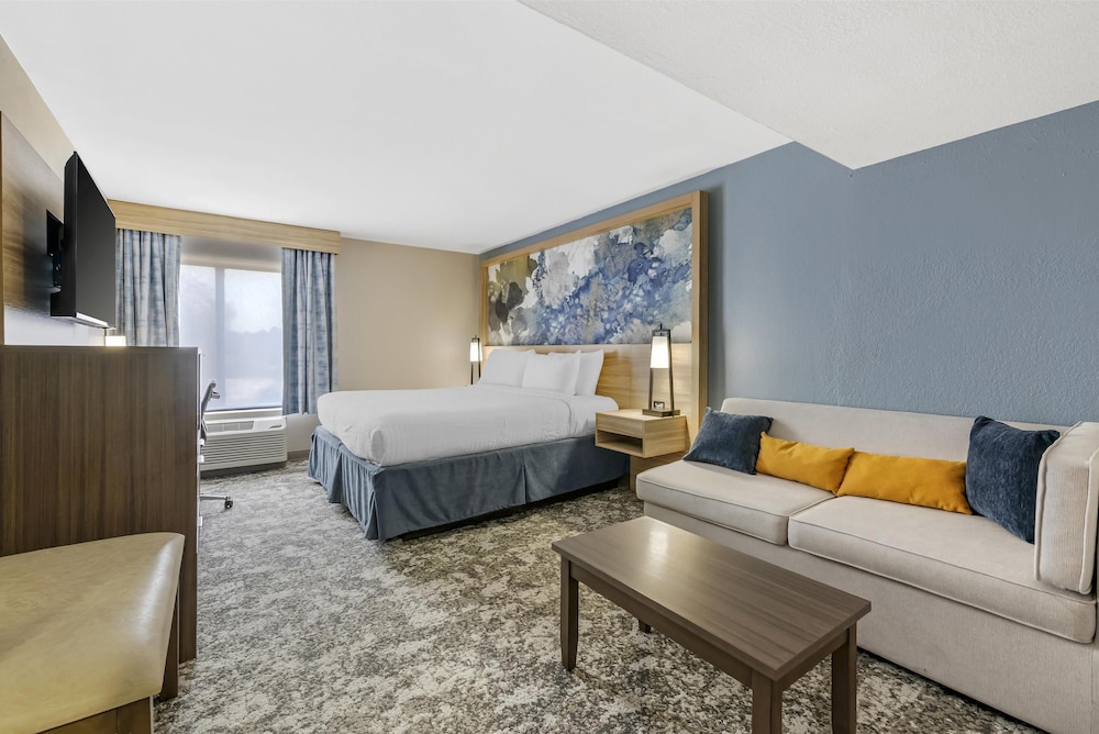 Junior Suite, 1 King Bed, Non Smoking, Refrigerator & Microwave - Photo 2