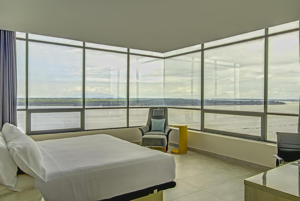 Suite, 1 King Bed photo 2