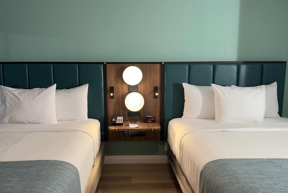 Room, 2 Queen Beds, Non Smoking - Photo 4