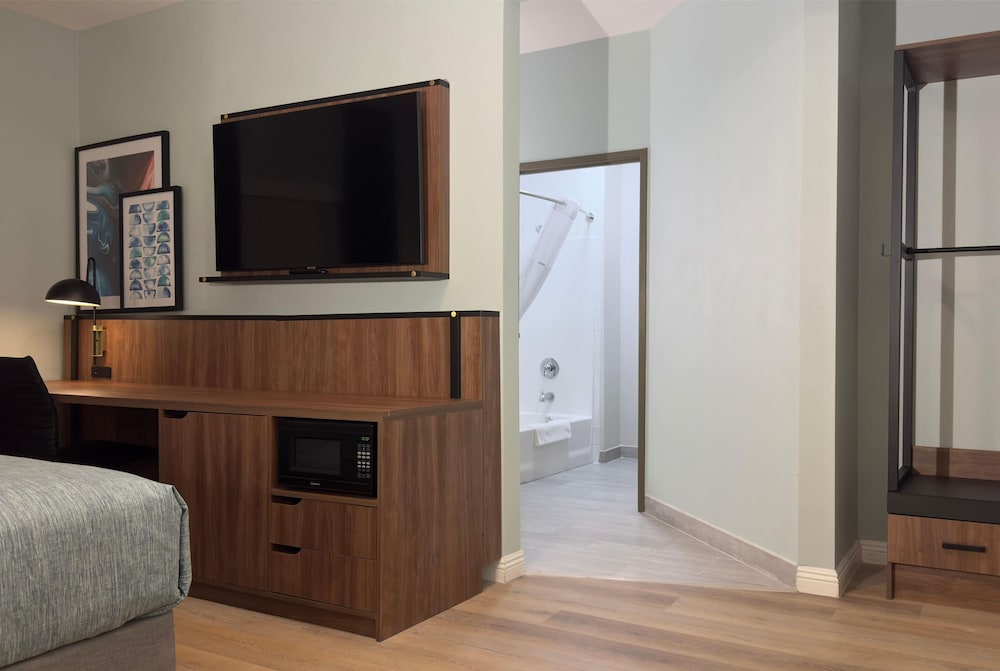 Suite, 1 King Bed, Non Smoking - Photo 3