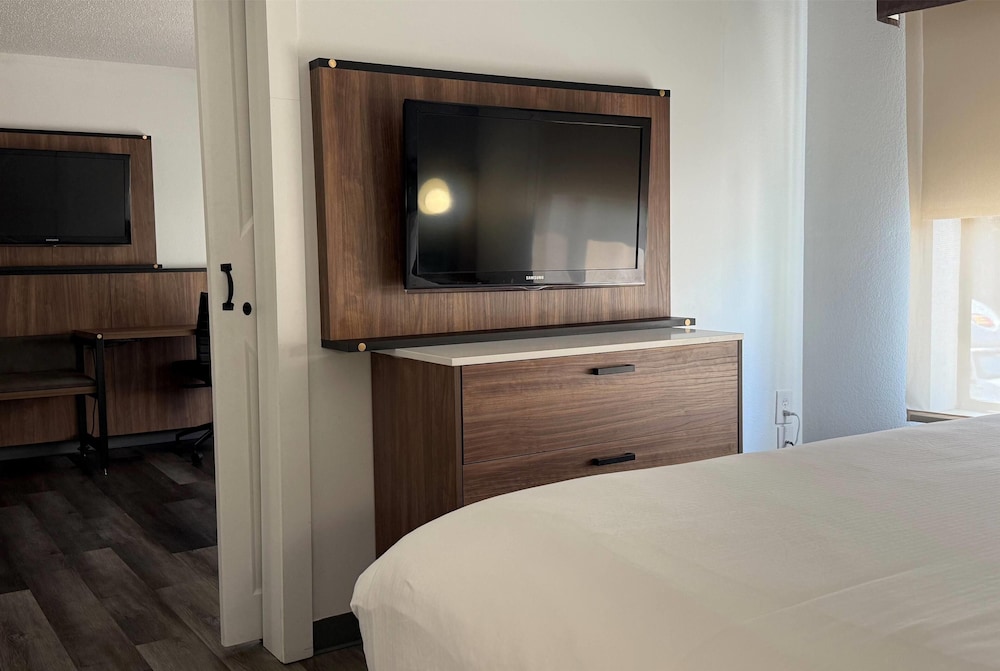 Room, 1 King Bed - Photo 2