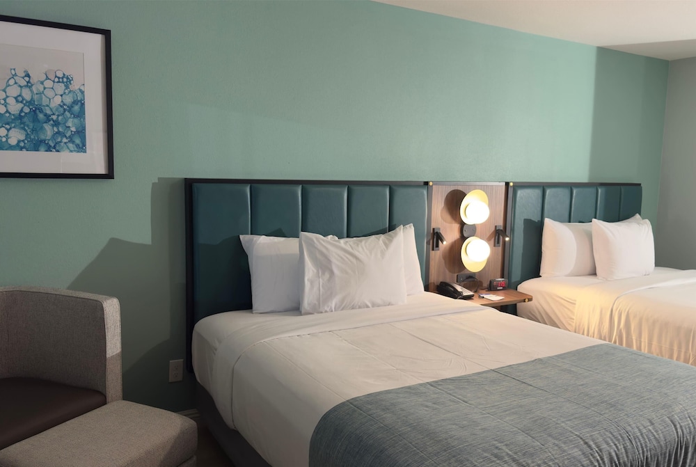 Room, 2 Queen Beds, Non Smoking - Photo 6