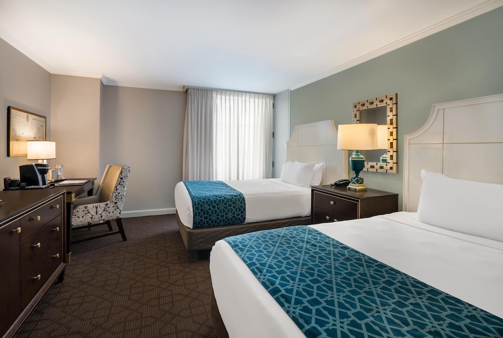 Junior Suite, 2 Queen Beds, Bathtub - Photo 8