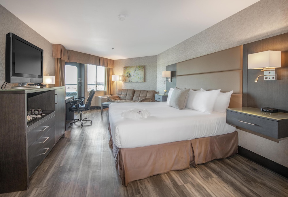 Premium Room, 1 King Bed, Patio photo 2