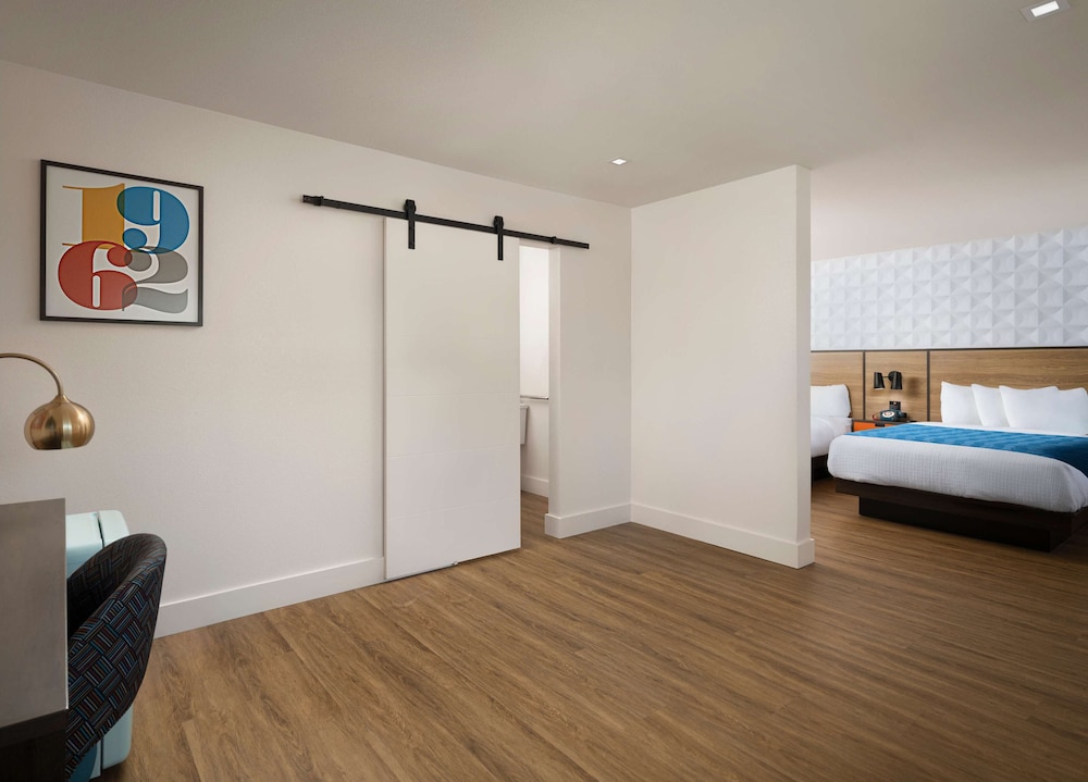 Deluxe Room, 1 Queen Bed, Accessible, Non Smoking, photo 6
