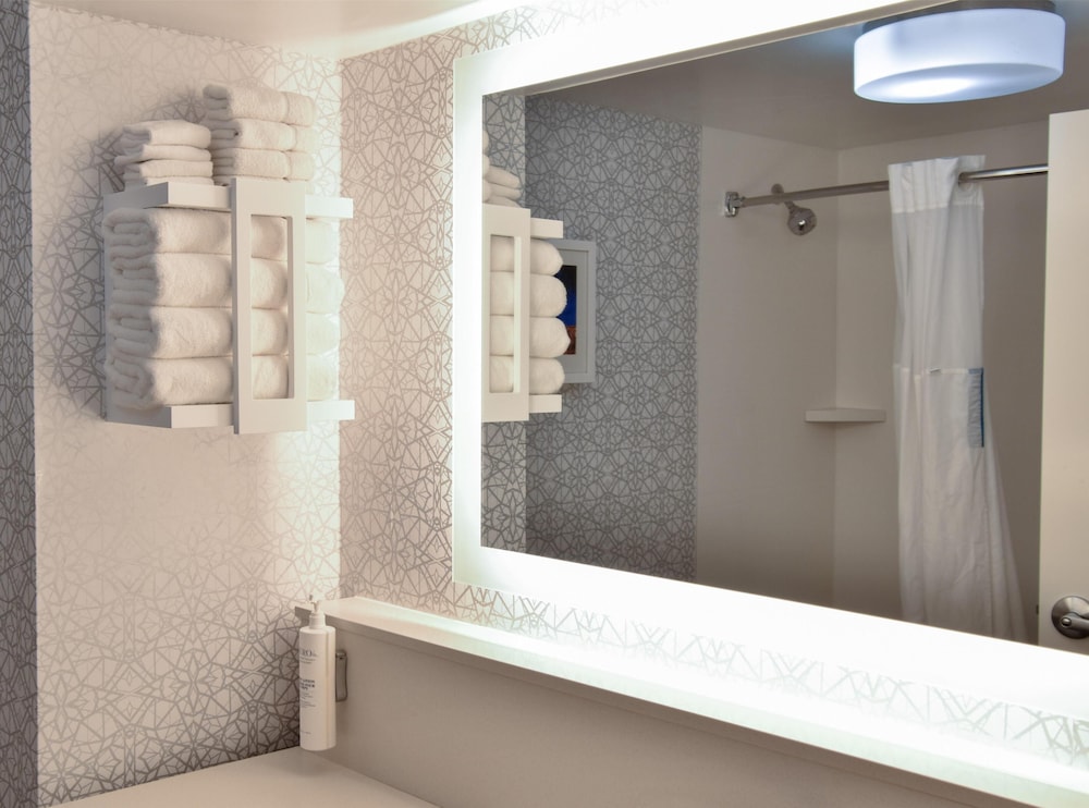 Room, 2 Queen Beds, Non Smoking (Peloton) - Photo 4