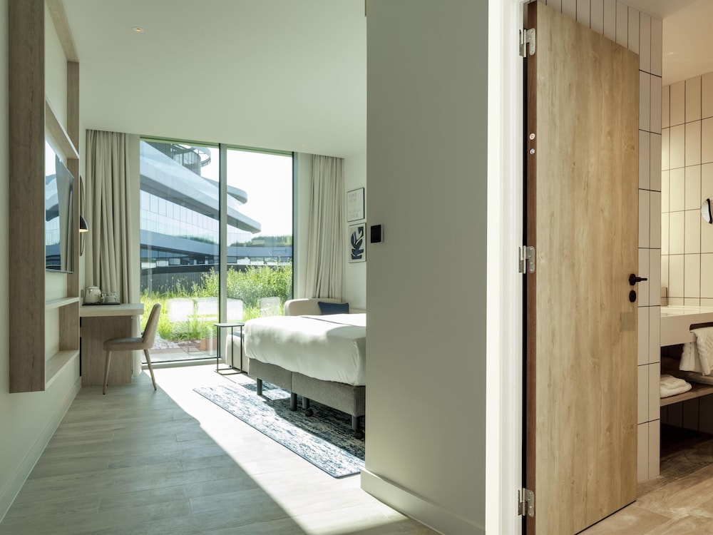 Superior Room, 1 King Bed photo 3