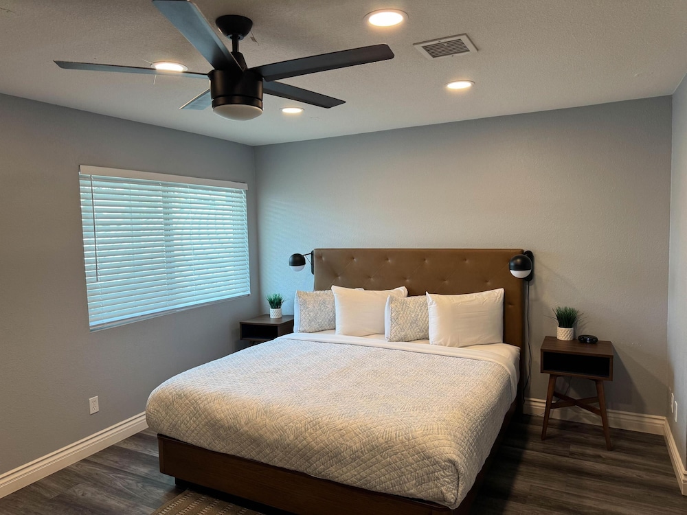 Deluxe Room, 1 King Bed, Non Smoking, Kitchenette photo 3