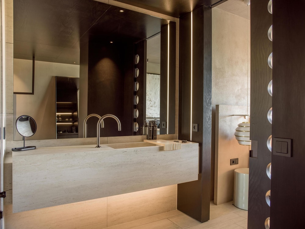 Room, Lake View (Collection) thumbnail 6