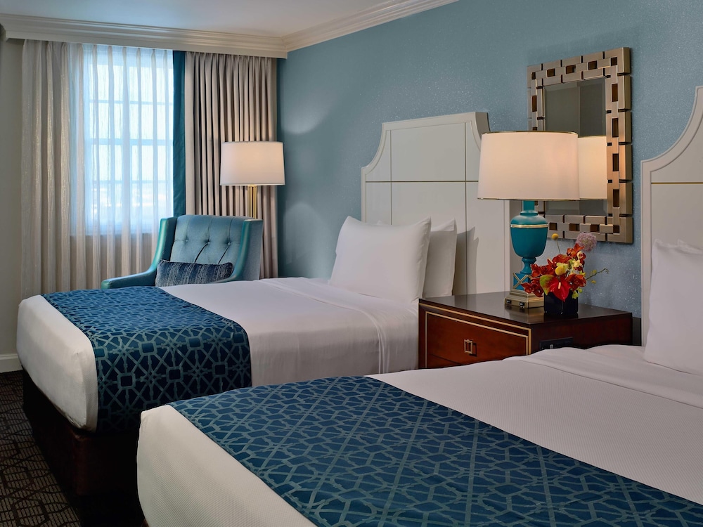 Junior Suite, 2 Queen Beds, Bathtub - Photo 7
