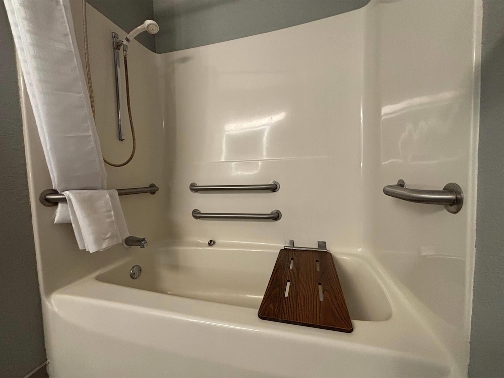 Room, 2 Queen Beds, Accessible, Non Smoking (Mobility,tub w grab bars) - Photo 7