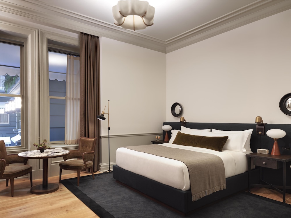 Room, 1 King Bed, Courtyard View - Photo 1