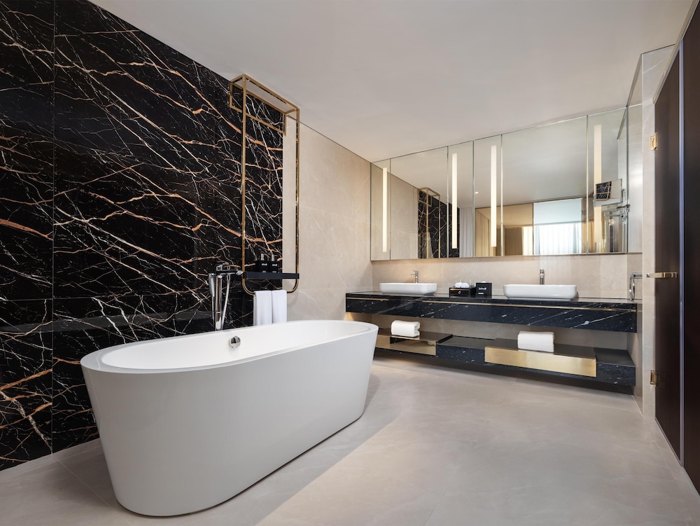 Suite, 1 Bedroom, Bay View - Photo 4
