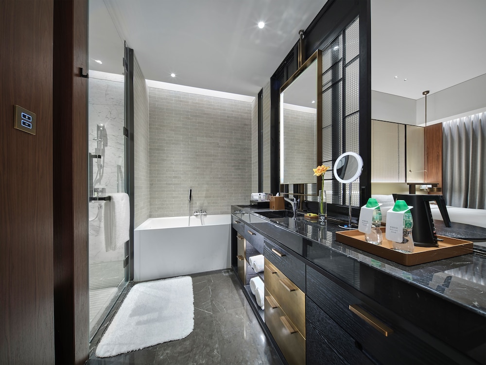 Classic Room, 1 King Bed, Club Lounge Access (High Floor) - Photo 5