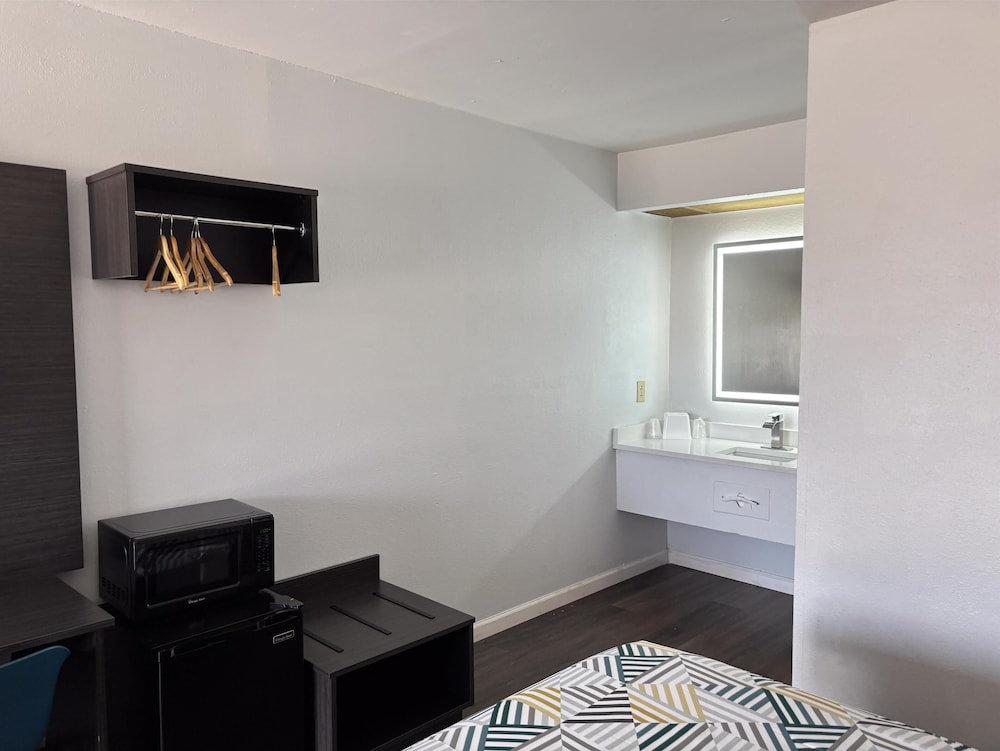 Deluxe Room, 2 Queen Beds, Non Smoking, Refrigerator & Microwave photo 1