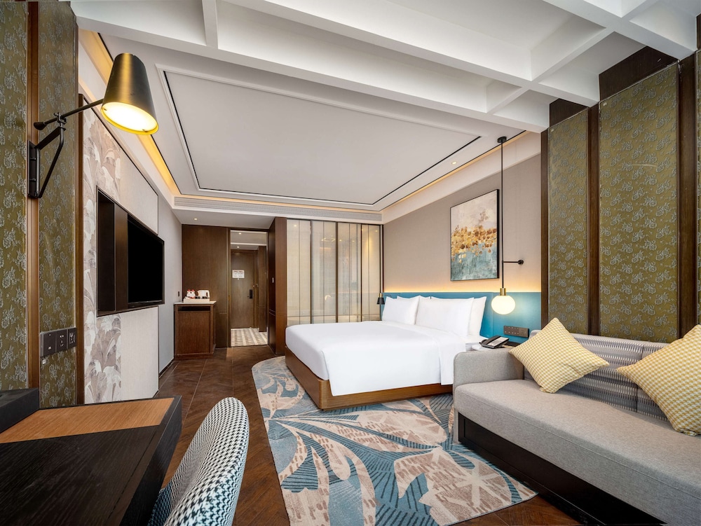 Deluxe Room, 1 King Bed with Sofa bed thumbnail 5