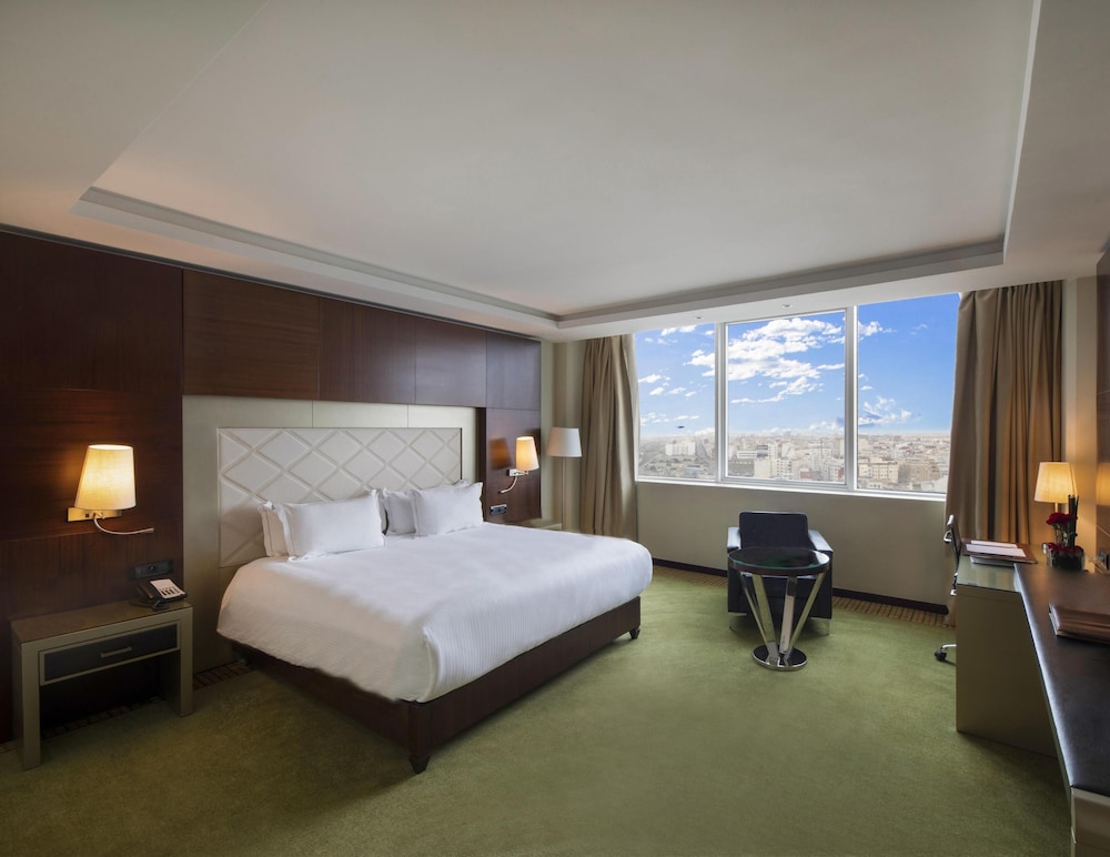 Deluxe Room, 1 King Bed photo 3