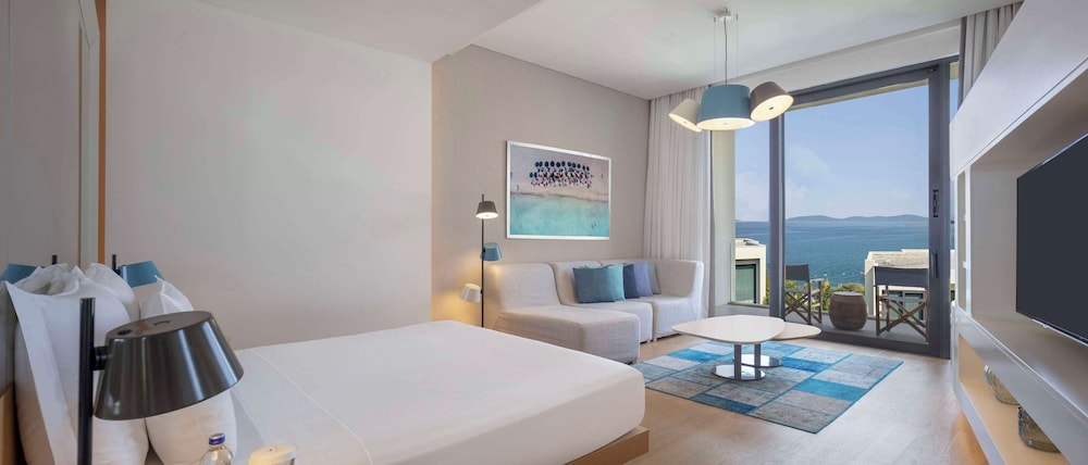 Premium Room, 1 King Bed, Balcony thumbnail 6