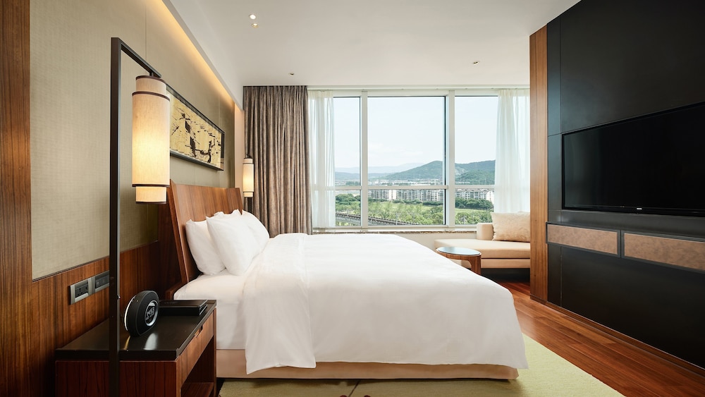 Suite, 1 King Bed, Club Lounge Access (Lounge Access) - Photo 2