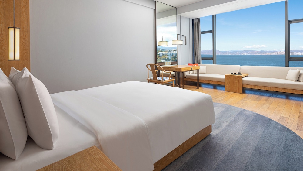 Standard Room, 1 King Bed, Lake View (140 Degree Lake View High Floor)