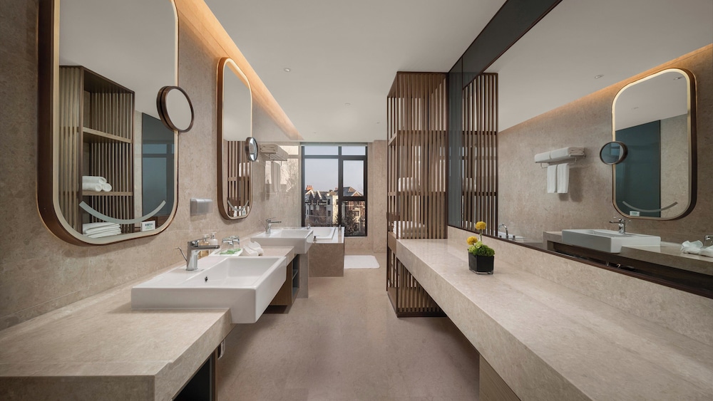 Standard Room, 1 King Bed (Minibar)