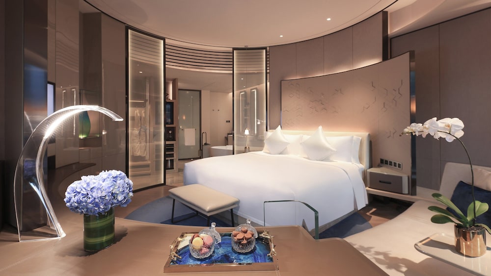 Classic Room, 1 King Bed, City View (High Floor)