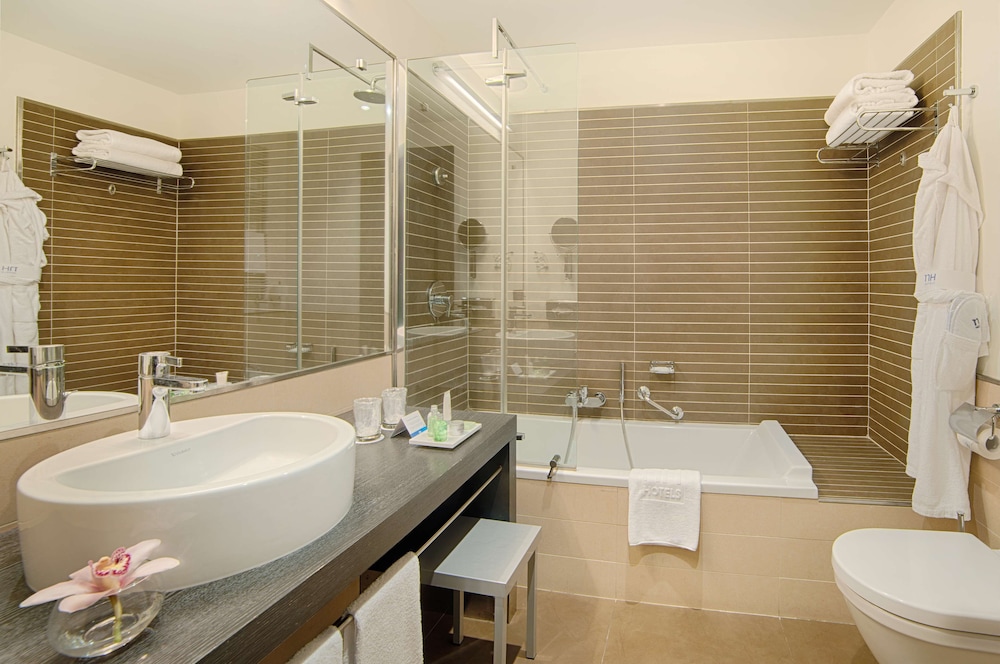 Premium Room (Extra Large Extra Bed 3 adults) - Photo 6