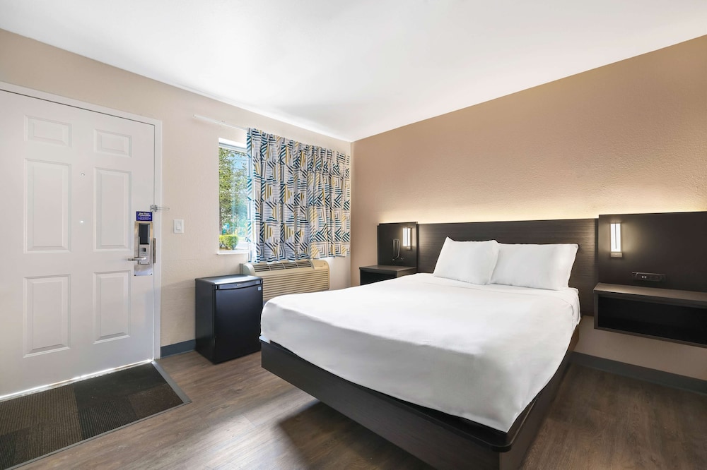 Standard Room, Multiple Beds, Non Smoking photo 1