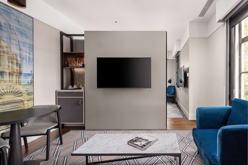 Junior Suite, 1 King Bed (King Junior Suite, Lounge Access)
