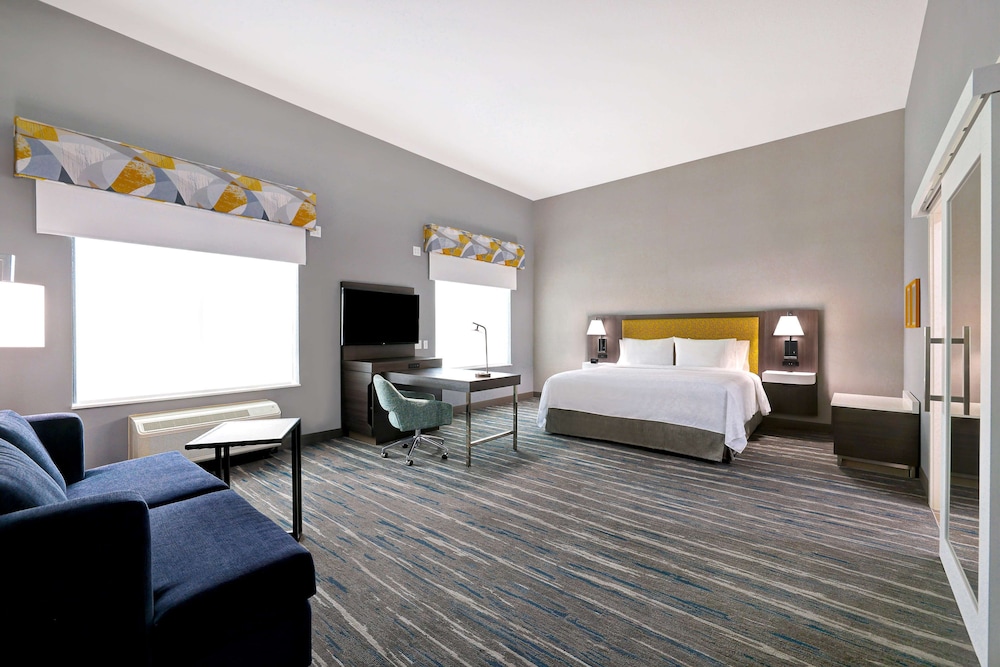 Suite, 1 King Bed, Accessible, Bathtub