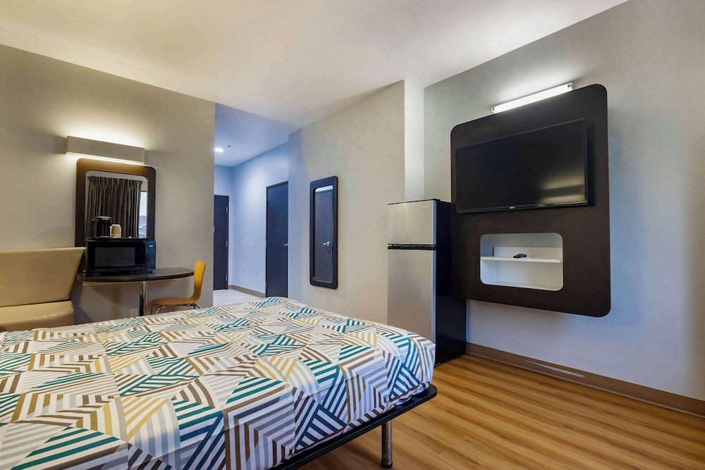 Standard Room, 1 Queen Bed, Non Smoking, Refrigerator photo 2