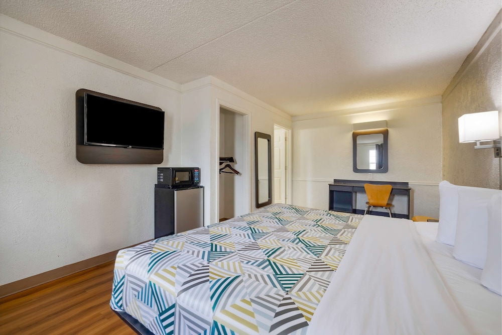Deluxe Room, 1 King Bed, Smoking, Refrigerator & Microwave - Photo 3