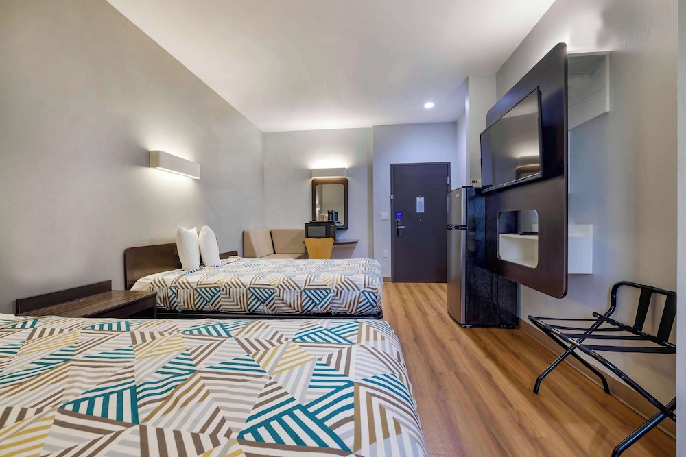 Standard Room, 2 Double Beds, Non Smoking, Refrigerator & Microwave photo 2