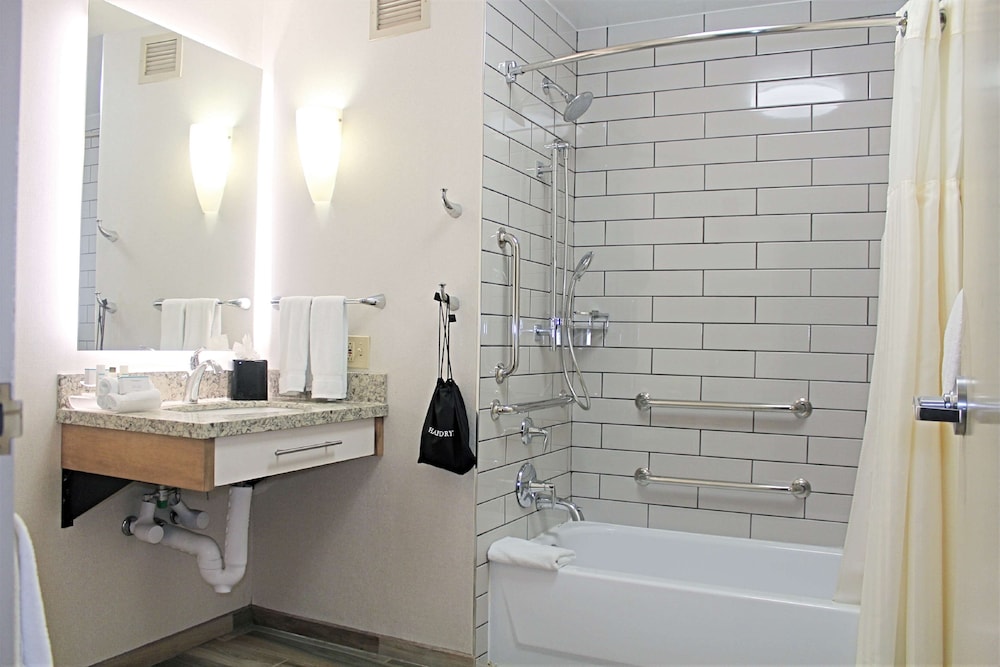 Premium Suite, 1 King Bed, Accessible, Bathtub - Photo 6