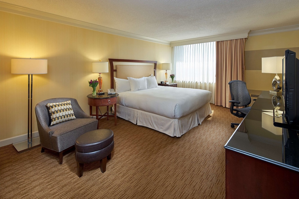 Room, 1 King Bed, Accessible (Roll-in Shower) - Photo 1