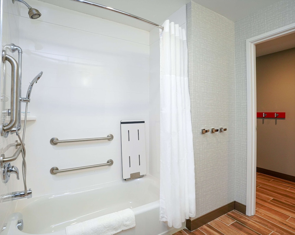 Room, 1 King Bed, Accessible, Bathtub - Photo 4